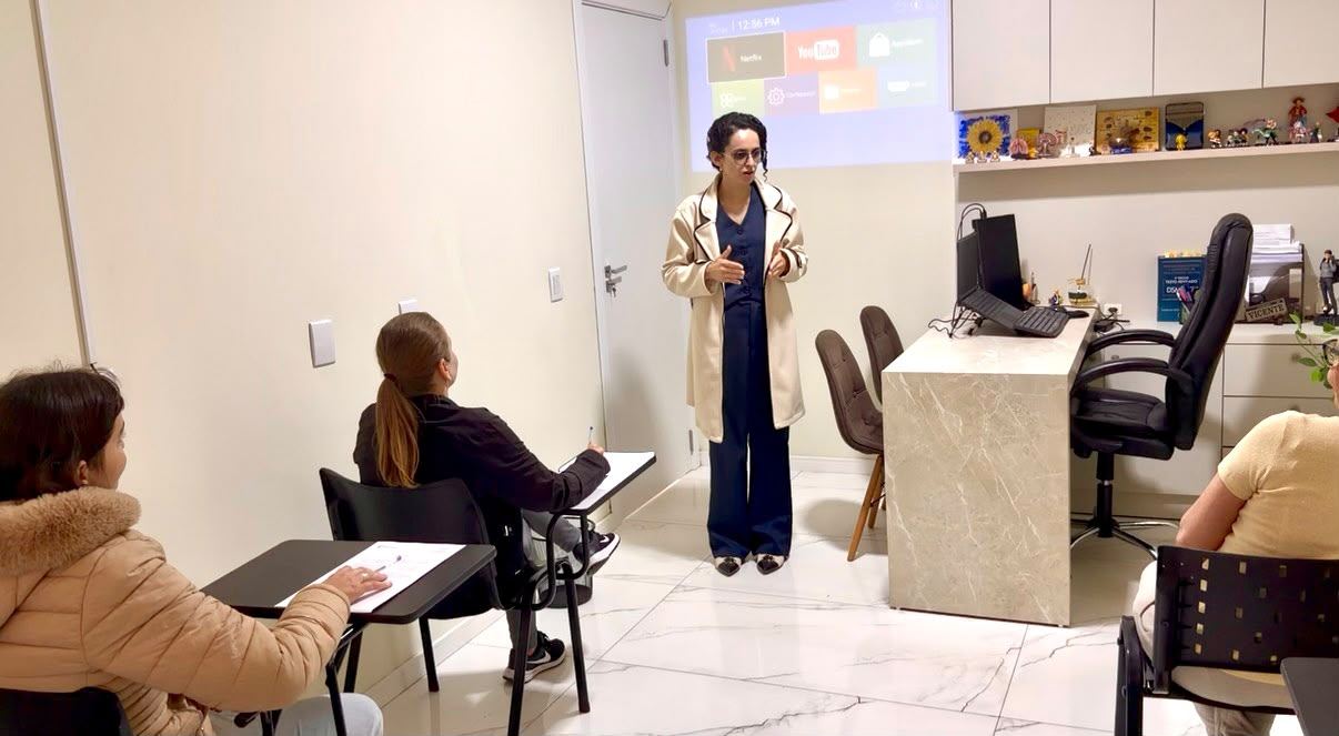A psicóloga Aline Vicente conduzindo uma avaliação na Clínica PsicoVivendo